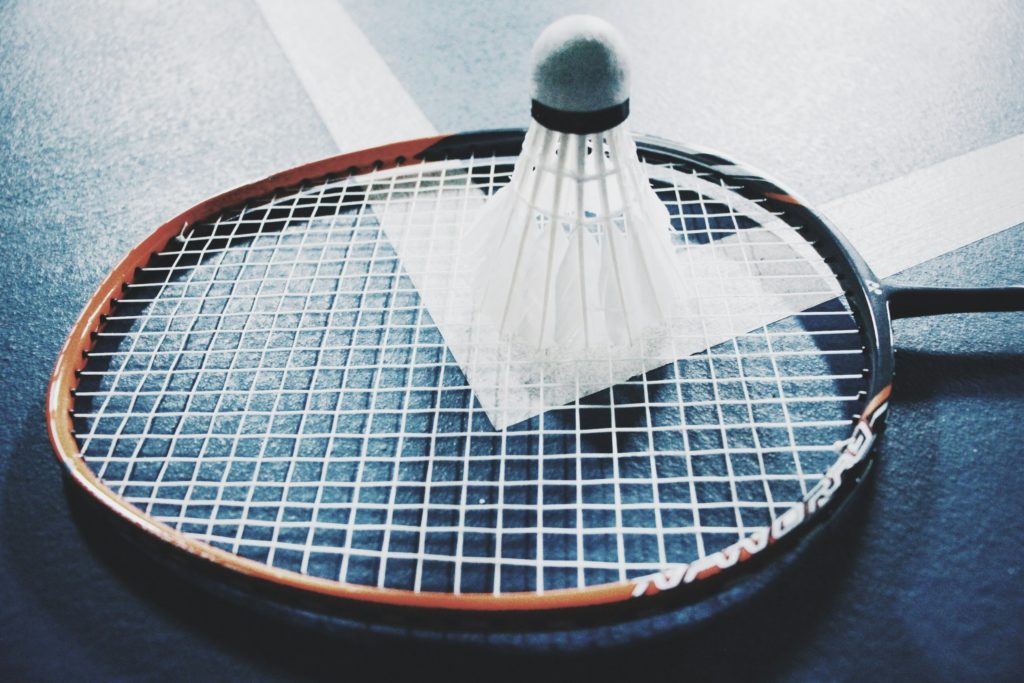 badmintonboll på ett badmintonrack
