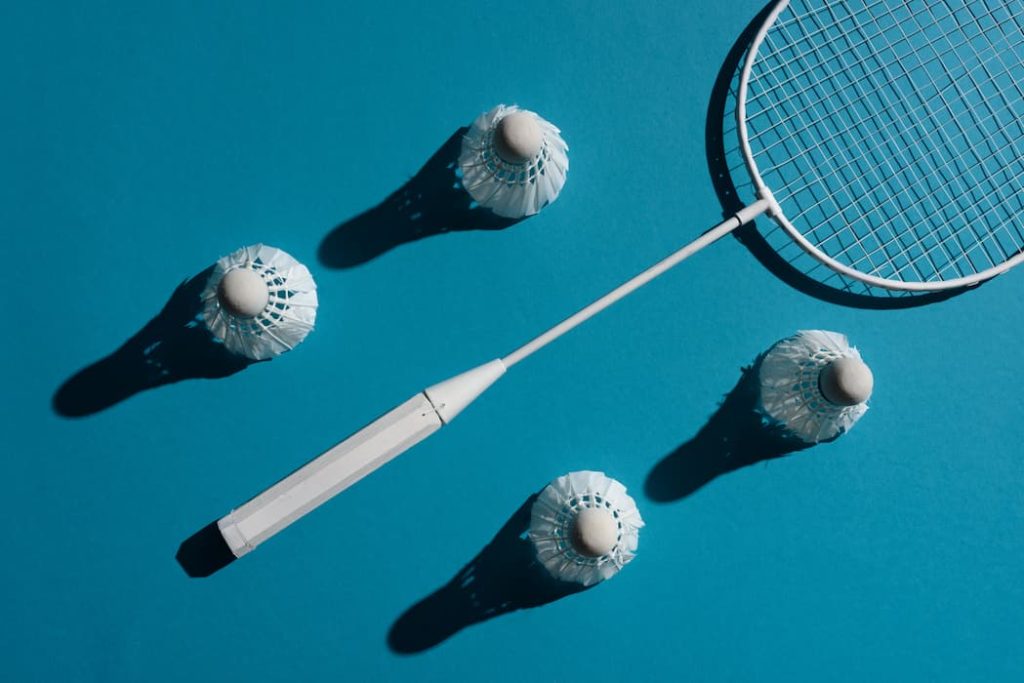 badmintonbollar runt ett vitt badmintonrack
